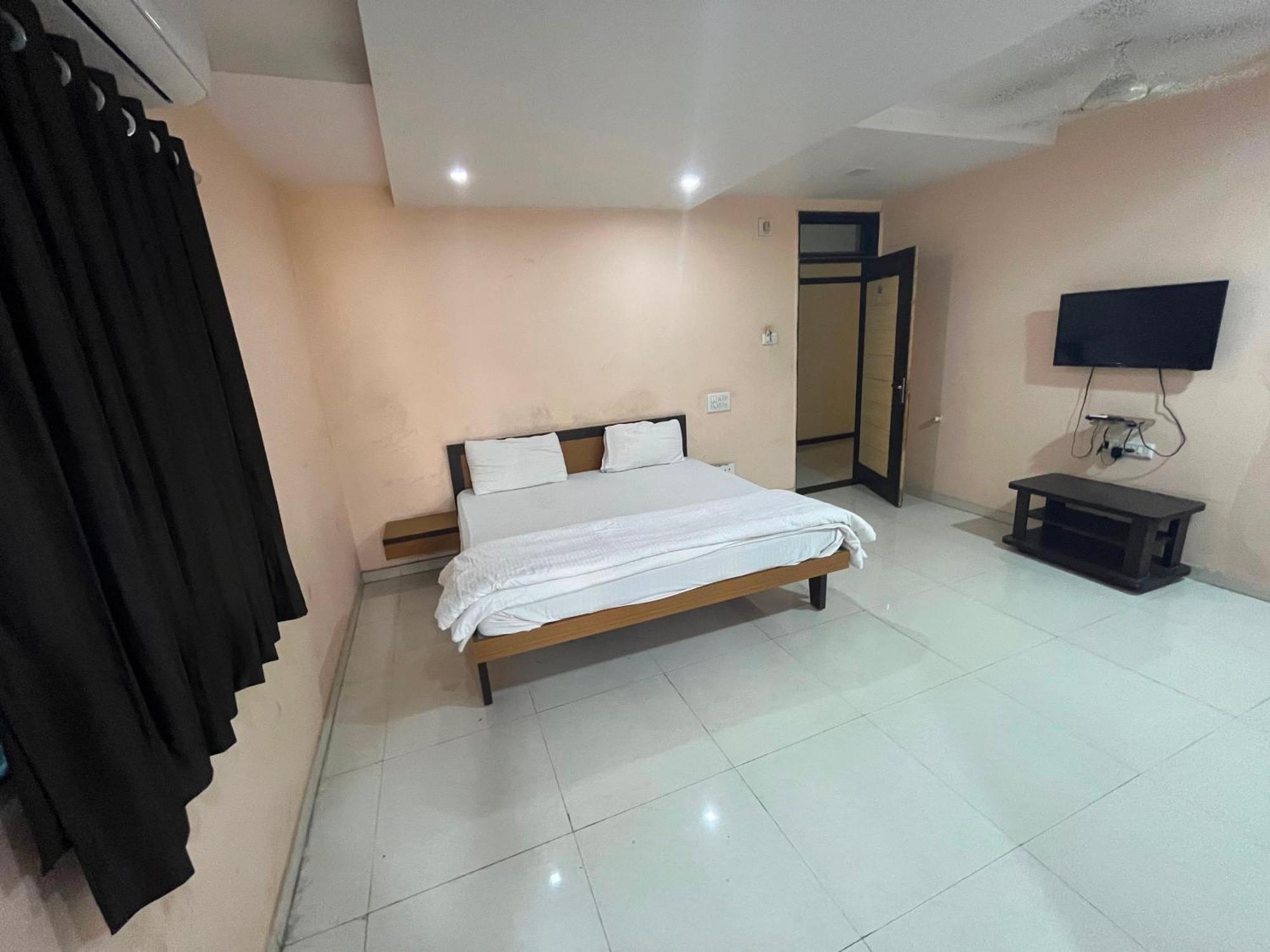 Oyo Hotel Rio Inn Ānand Zewnętrze zdjęcie